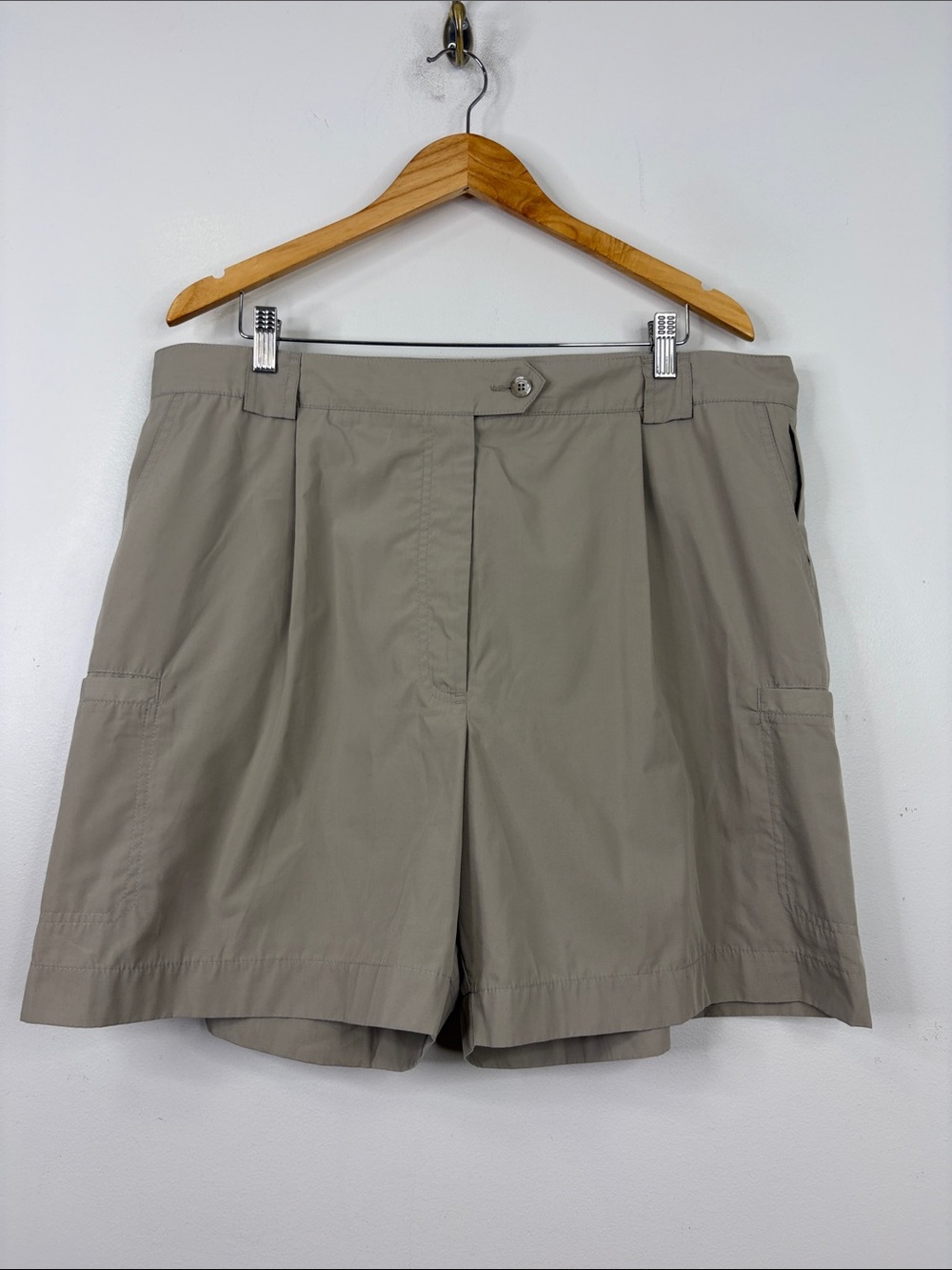 Tilley Shorts Womens 18 Beige Light Cotton Cargo Pleated Wide Leg Made in Canada
